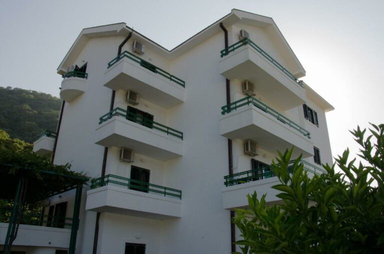 ВИЛА РЕНОМЕ ВО ПЕТРОВАЦ НА МОРЕ